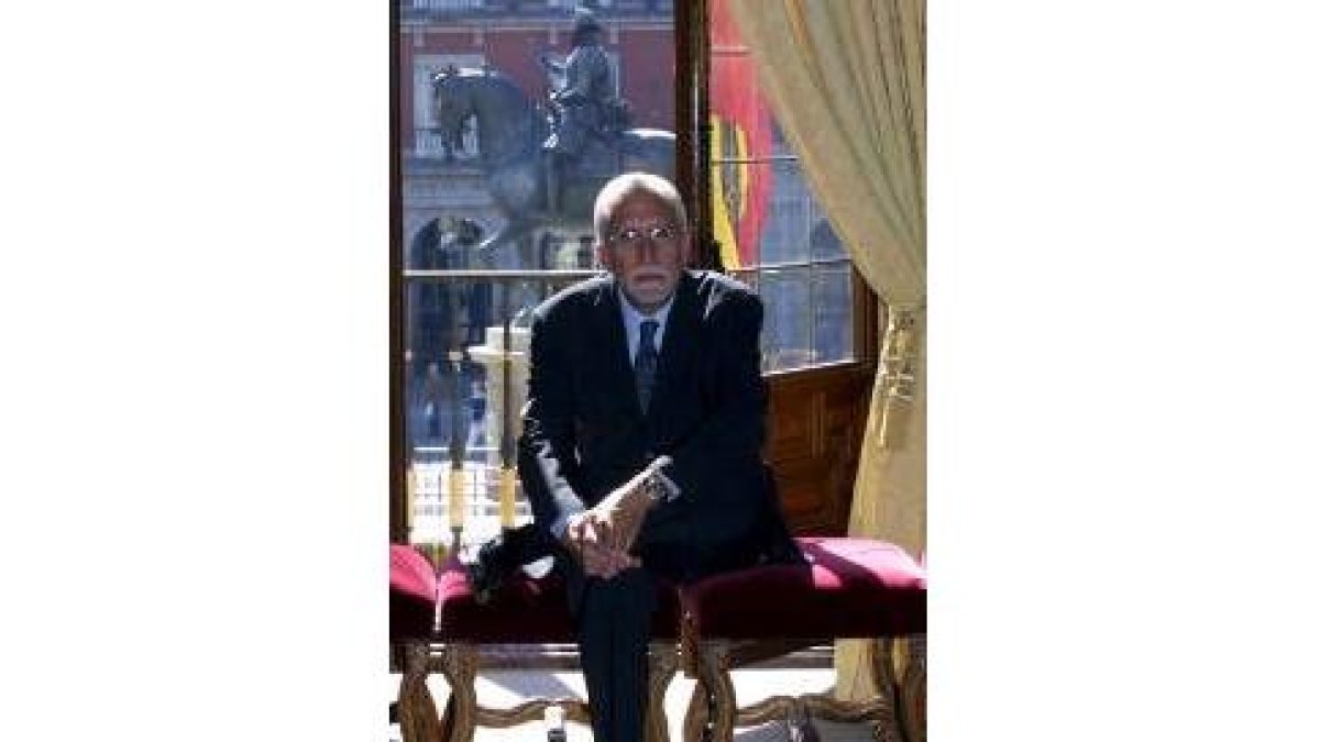 El escritor leonés en su despacho del Ayuntamiento de Madrid
