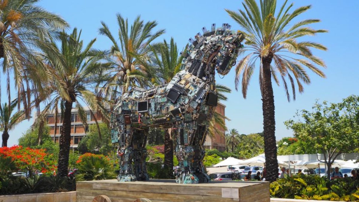 El Ciber Caballo, creado con piezas de ordeandores y móviles y situado en la Universidad de Tel Aviv, representa la fragilidad de los aparatos electrónicos.