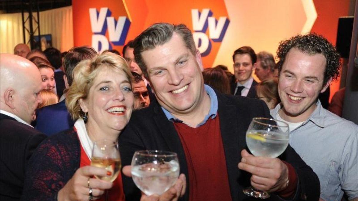 Miembros del equipo de Rutte celebran su victoria en las elecciones.