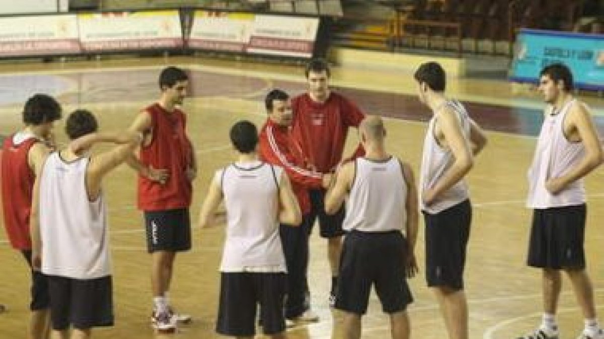De Grado, en una sesión preparatoria de Baloncesto León, podrá contar con todos los jugadores.