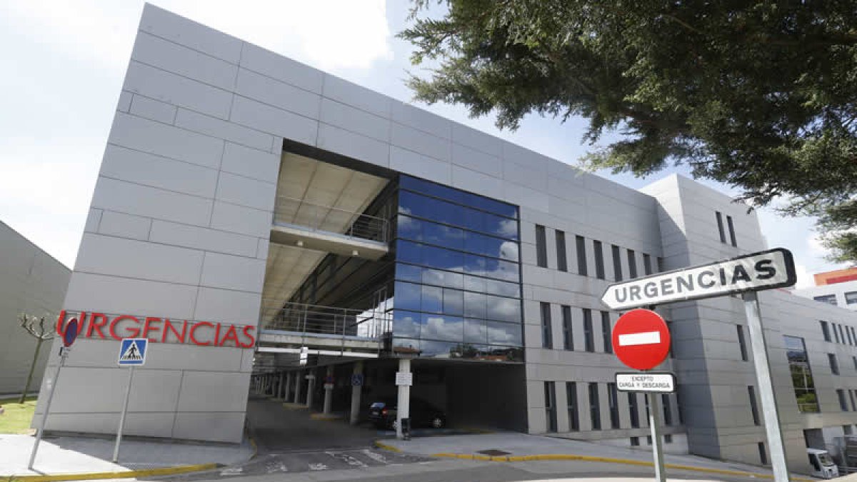 Entrada al área de Urgencias en el Hospital de León. RAMIRO