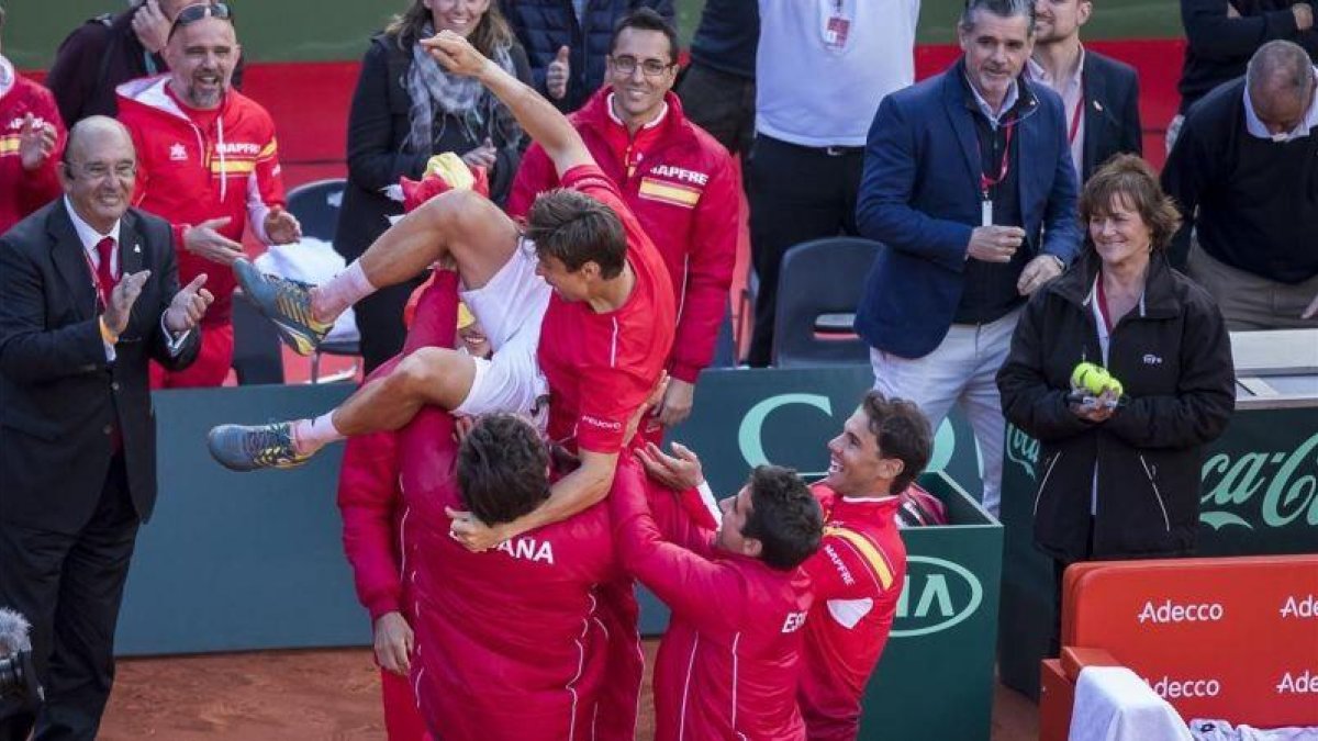 Manteo a Ferrer tras la victoria de España sobre Alemania en la Copa Davis, en abril del 2018. /