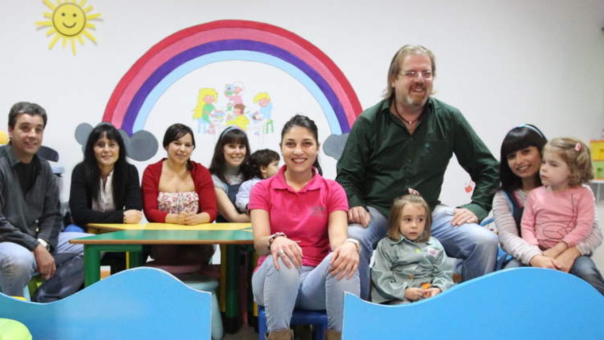 Los propietarios de los establecimientos que se han sumado a la iniciativa posan en el centro de recreo infantil.
