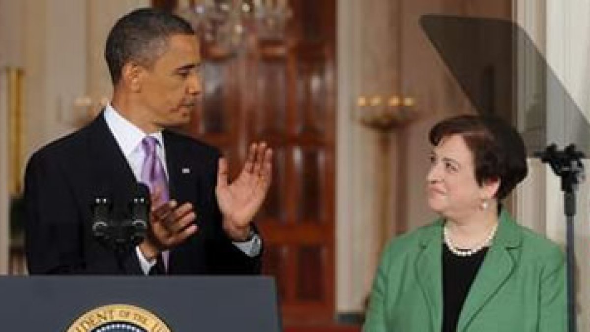 El presidente Barack Obama aplaude a la procuradora general, Elena Kagan.