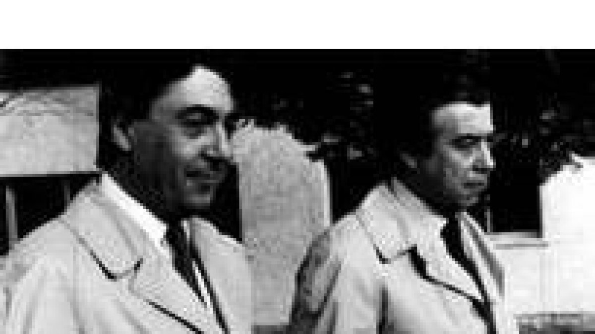 Los Albertos, con sus características gabardinas, en una foto de archivo