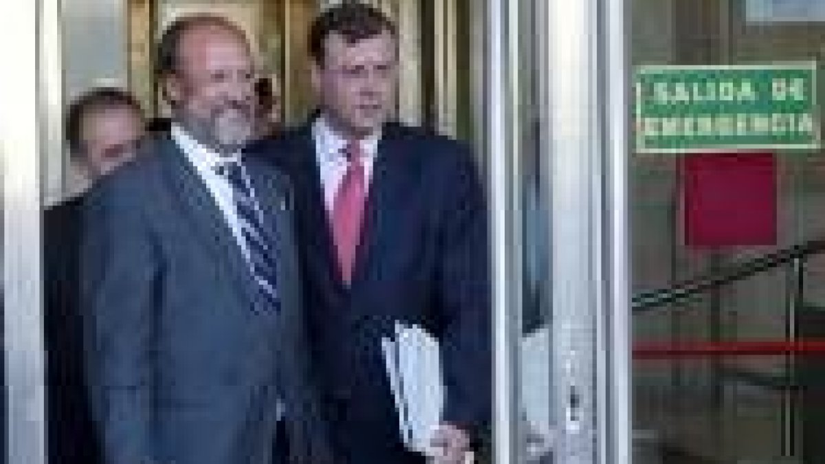 El consejero Francisco Silván y el alcalde de Valladolid salen de la reunión