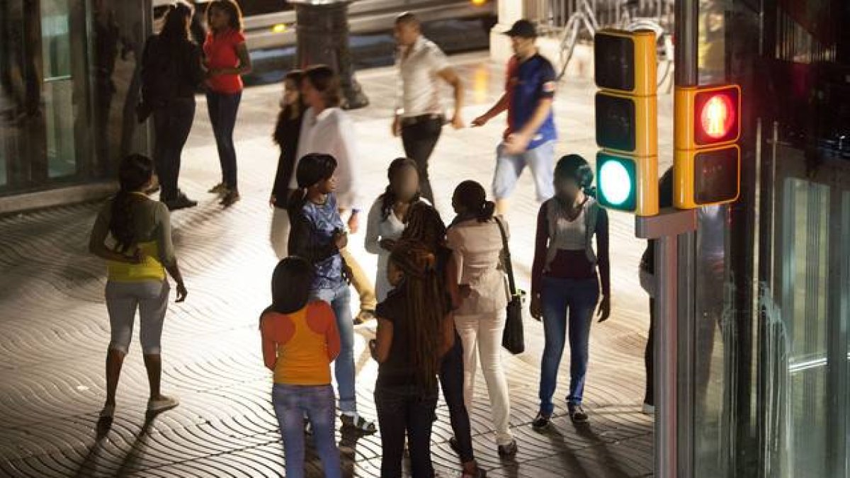 Unas prostitutas, a la caza de clientes en la Rambla de Barcelona.