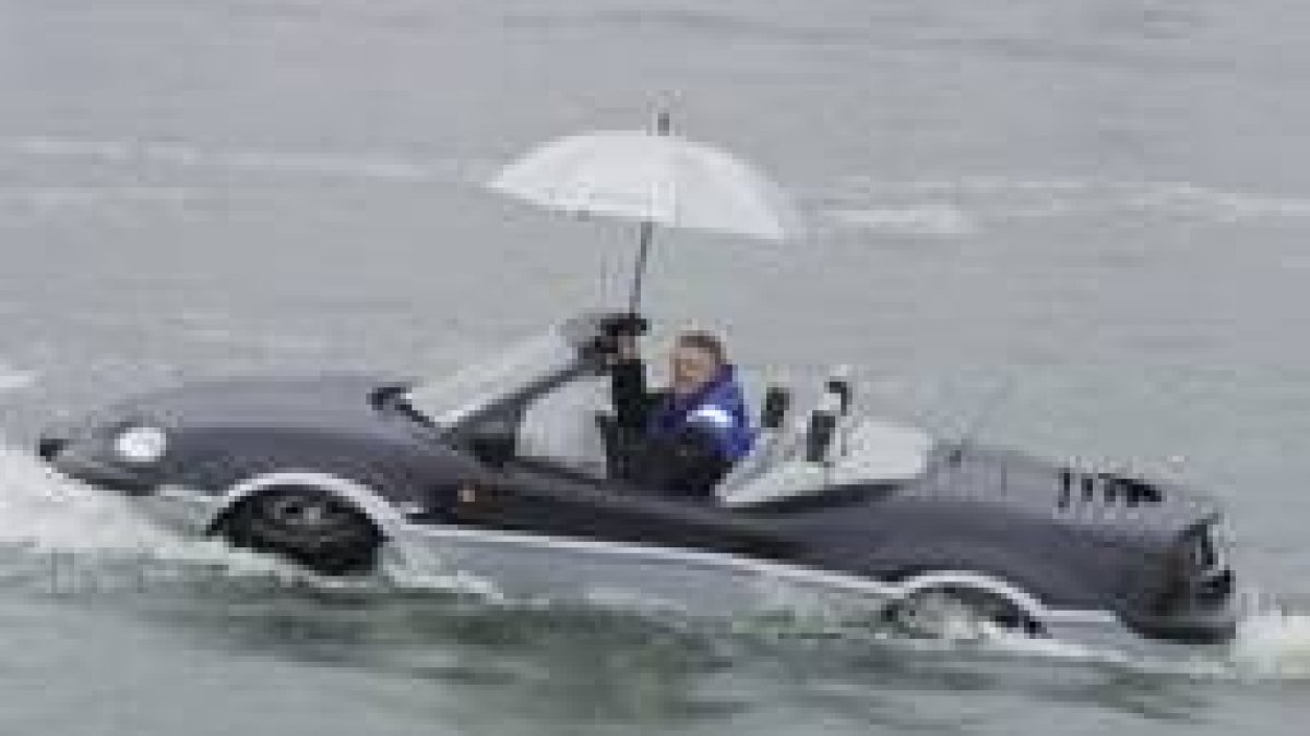 Branson provando su nuevo vehículo al norte de Londres, la Aquada es una replica de la de James Bond