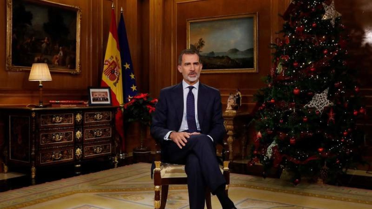El rey Felipe VI se dirige a los españoles durante el tradicional mensaje de Navidad.