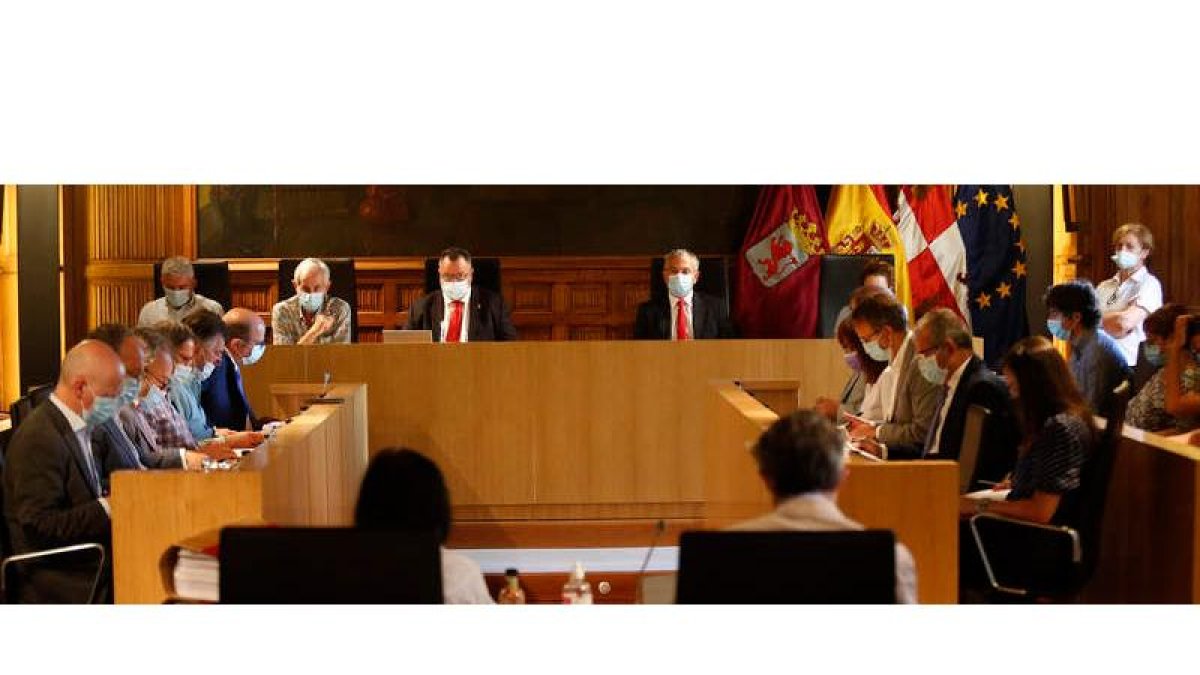 Una sesión en el salón de Plenos de la Diputación de León. FERNANDO OTERO