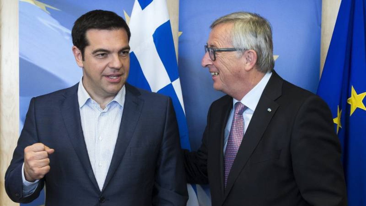 El presidente de la Comisión Europea, Jean-Claude Juncker (dcha), recibe al primer ministro griego, Alexis Tsipras, antes de unirse éste a una reunión sobre Grecia en Bruselas (Bélgica) hoy, miércoles 24 de junio de 2015.
