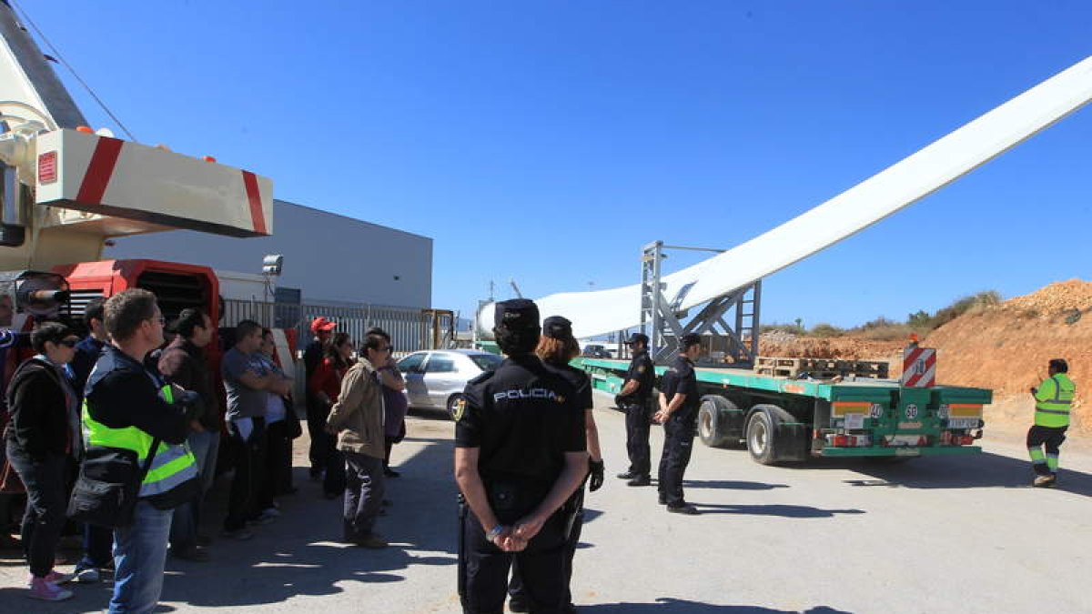 Trabajadores de LM impidieron el lunes la salida de un molde hacia Castellón.