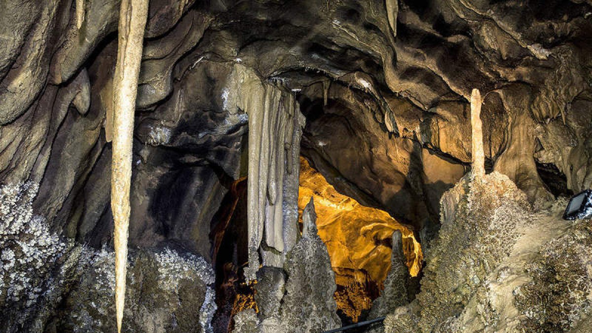 Una imagen del interior de la cueva, situada en el valle del Curueño. PLANILLO