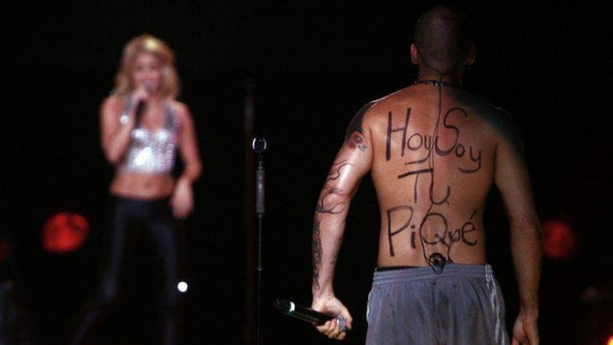 Imágen de la espalda de René Pérez con la pintada "hoy soy tu Piqué" durante el concierto.
