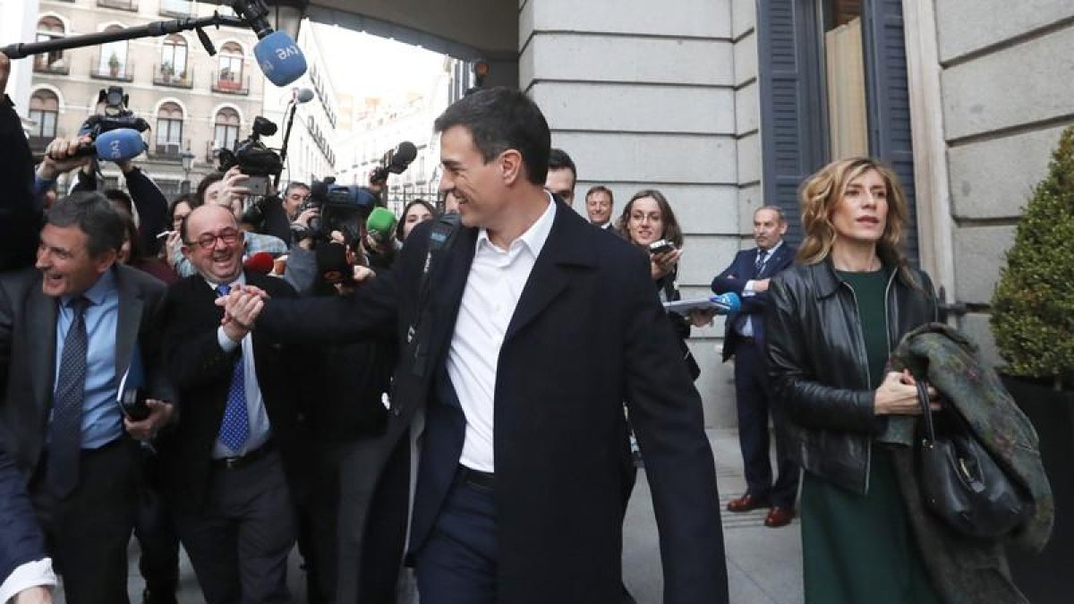 Pedro Sánchez, acompañado por su esposa Begoña Gómez, a su salida tras la primera jornada de su sesión de investidura, esta tarde en el Congreso de los Diputados