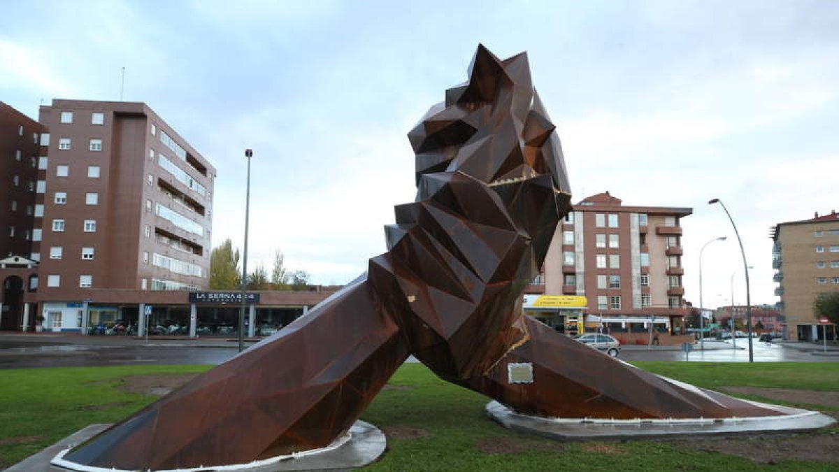 La escultura de Jorge Aller da nombre a la rotonda de Enfemería en La Palomera. RAMIRO