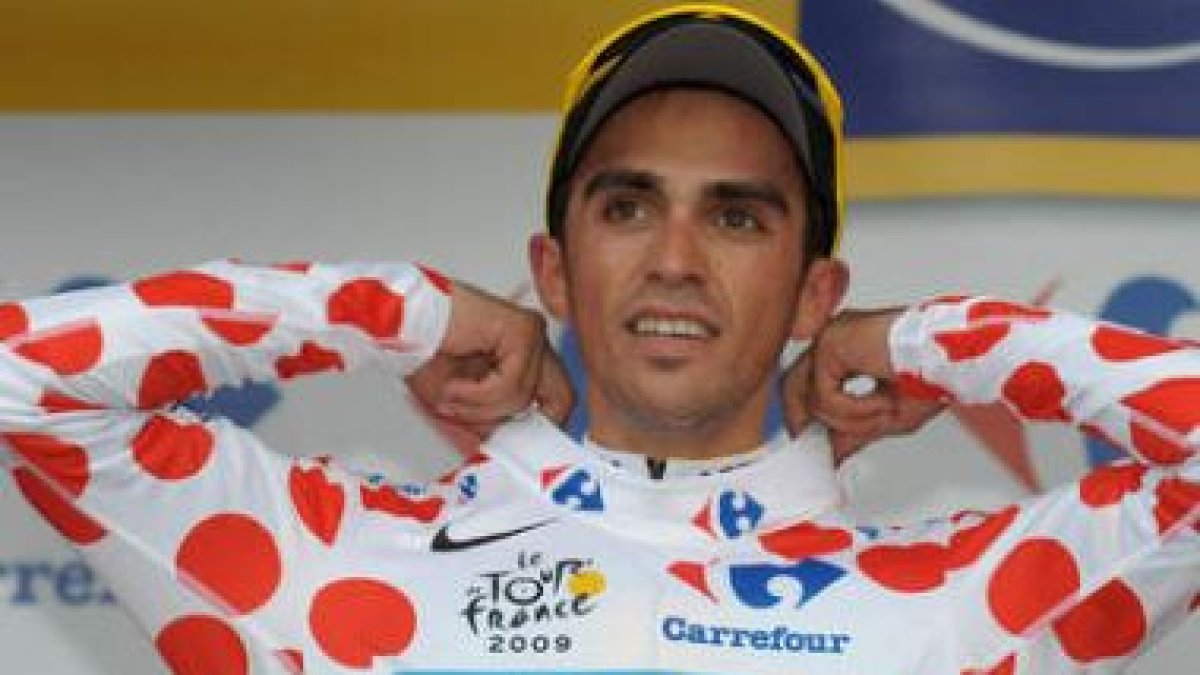 Alberto Contador, del Astana, se viste con el maillot de topos, como líder de la montaña.