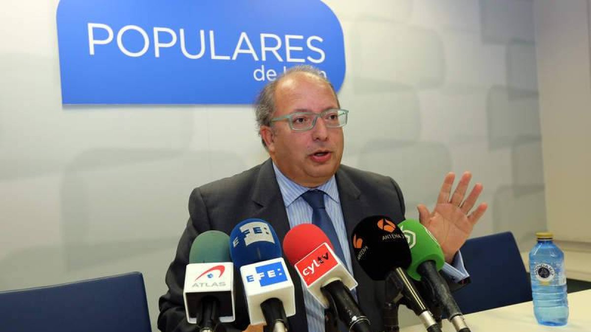 El secretario general del PP en León, Eduardo Fernández, ayer ante los medios