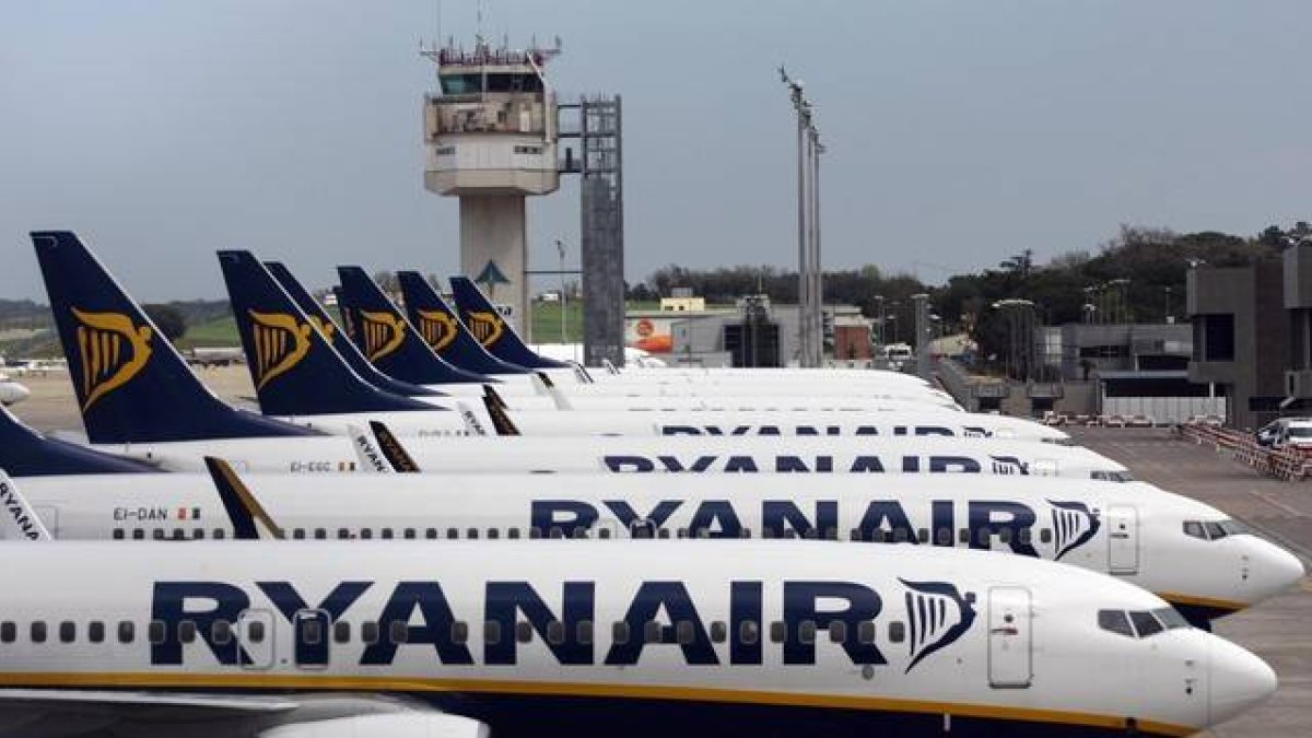 Aviones de Ryanair alineados en el aeropuerto de Girona.