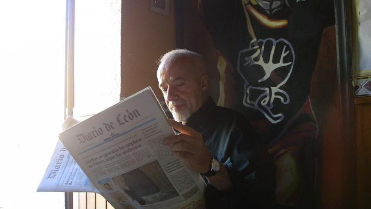El escritor brasileño Paulo Coehlo durante una de sus visitas al Bierzo