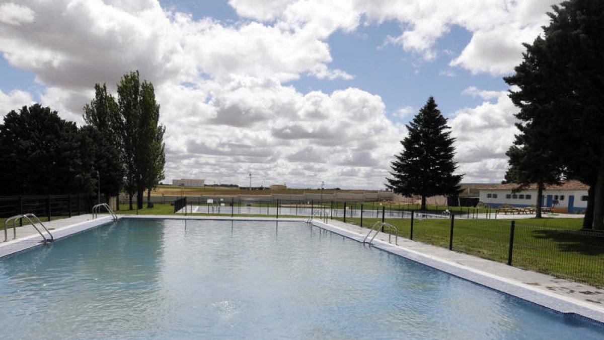 Imagen de la piscina de adultos de Valderas. MARCIANO PÉREZ
