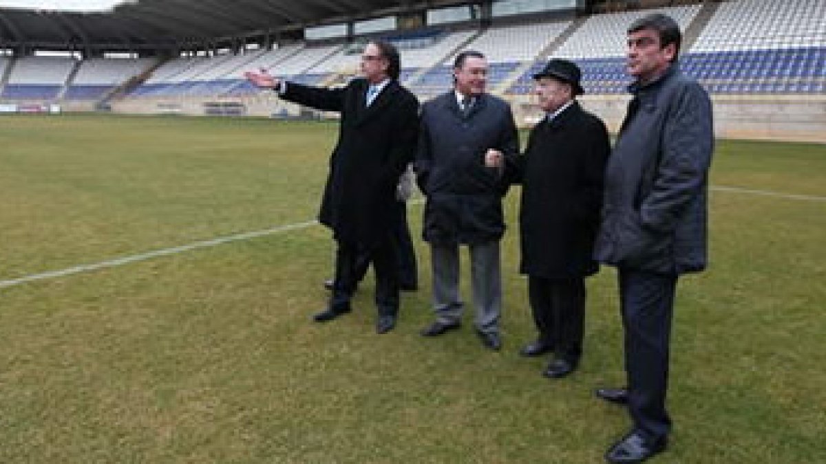 José Luis Tamargo, flanqueado por Javier Chamorro y Domingo Cueto, en el estadio Reino de León.