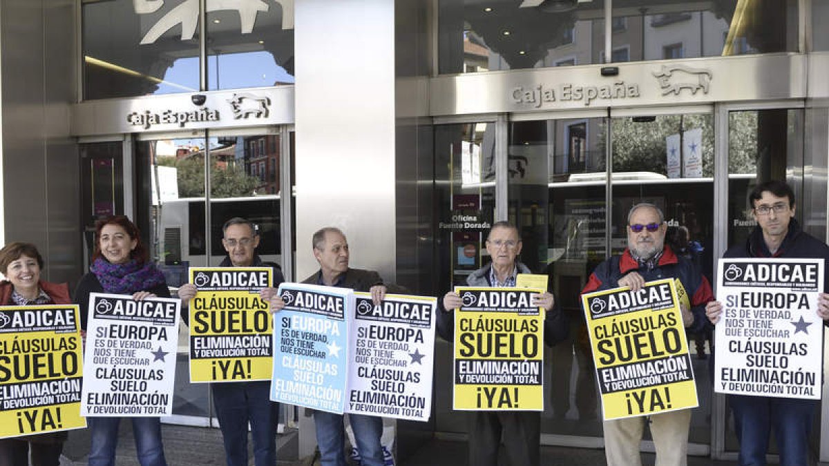 Imagen de algunos de los perjudicados por las cláusulas suelo. NACHO GALLEGO