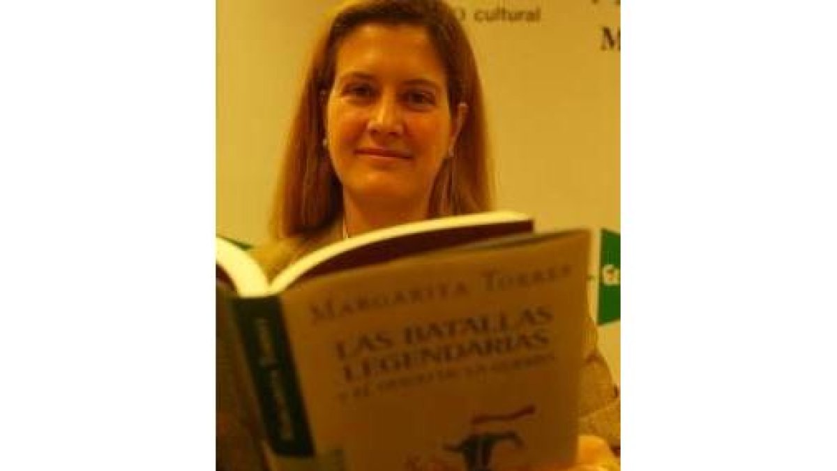 Margarita Torres con su libro «Batallas legendarias»
