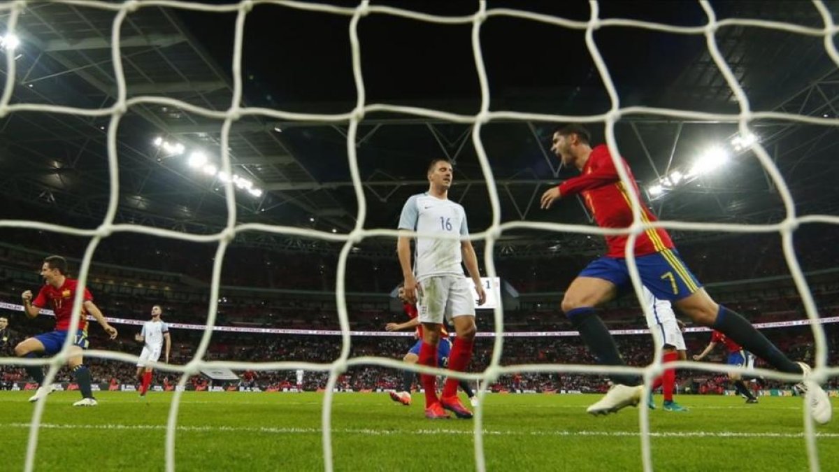 Un lance del encuentro amistoso Inglaterra-España, celebrado en el estadio de Wembley el pasado 15 de noviembre.