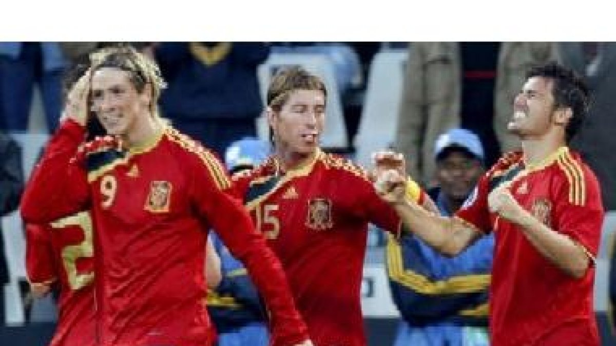 El delantero de la selección española David Villa, celebra con sus compañeros Fernando Torres.