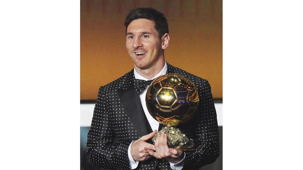 Messi sostiene el trofeo Fifa Balón de Oro que le distingue como el mejor del mundo.