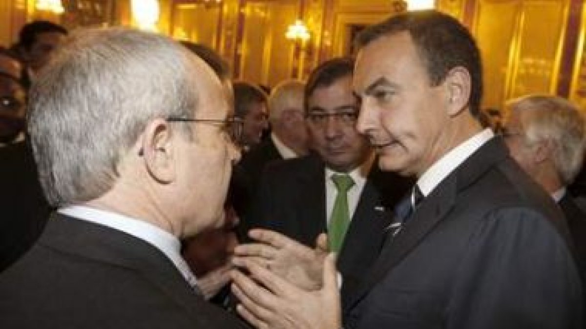 Montilla y Zapatero conversan en el aniversario de la Constitución el pasado día 6 de diciembre