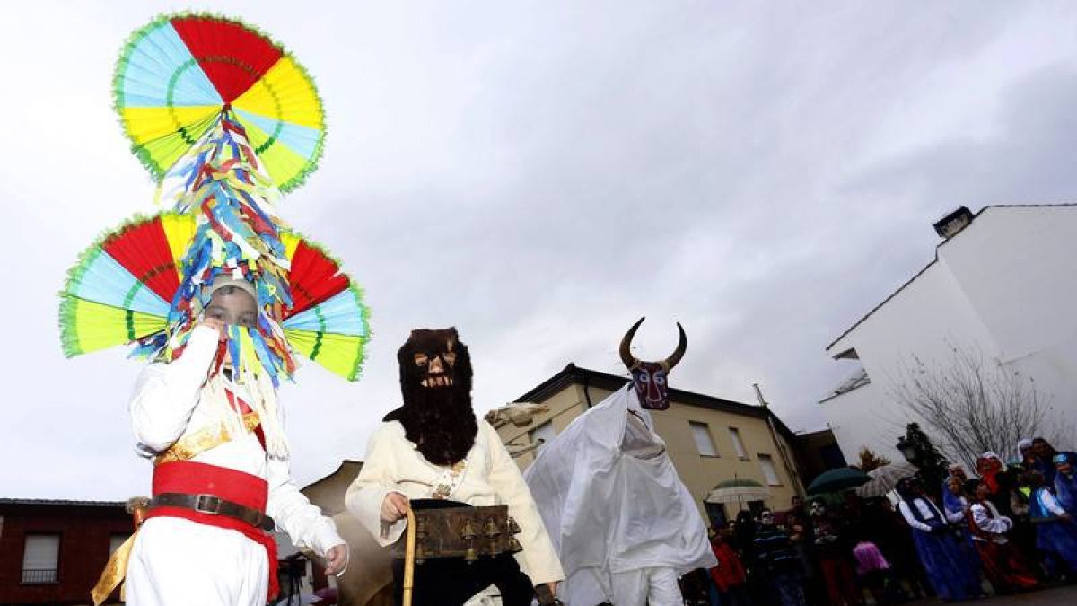 Antruejo de la localidad leonesa de Carrizo de la Ribera, que recupera la totalidad de las figuras de las fiestas de Carnaval