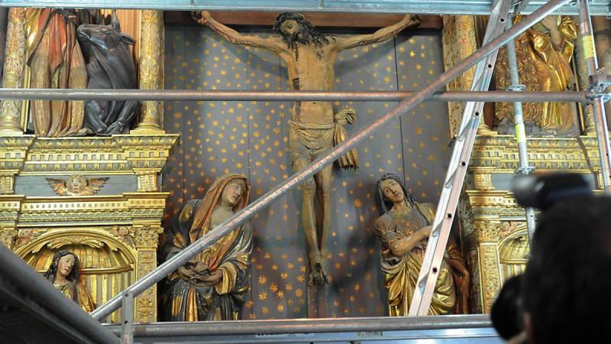 Los andamios ya cubren el retablo renacentista del Santo Cristo, cuya restauración finalizará en cinco meses.