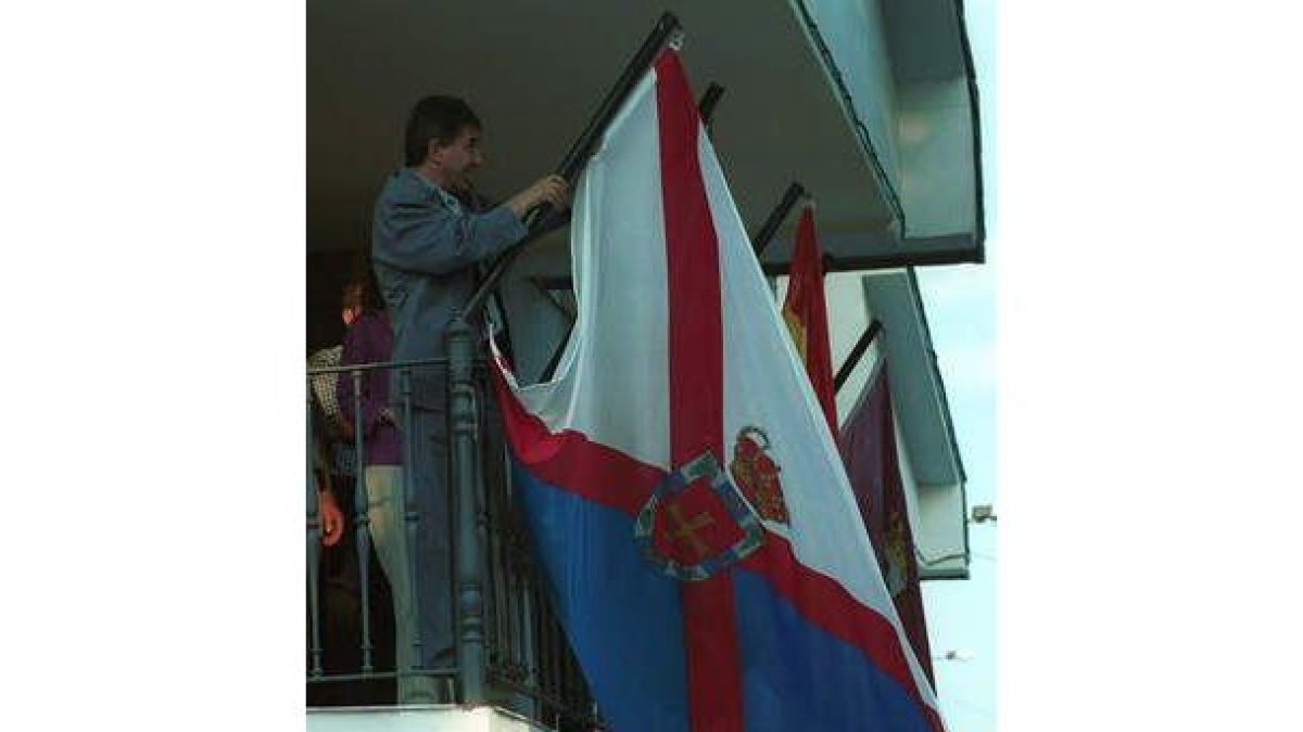 Primer izado oficial de la bandera en Peranzanes.