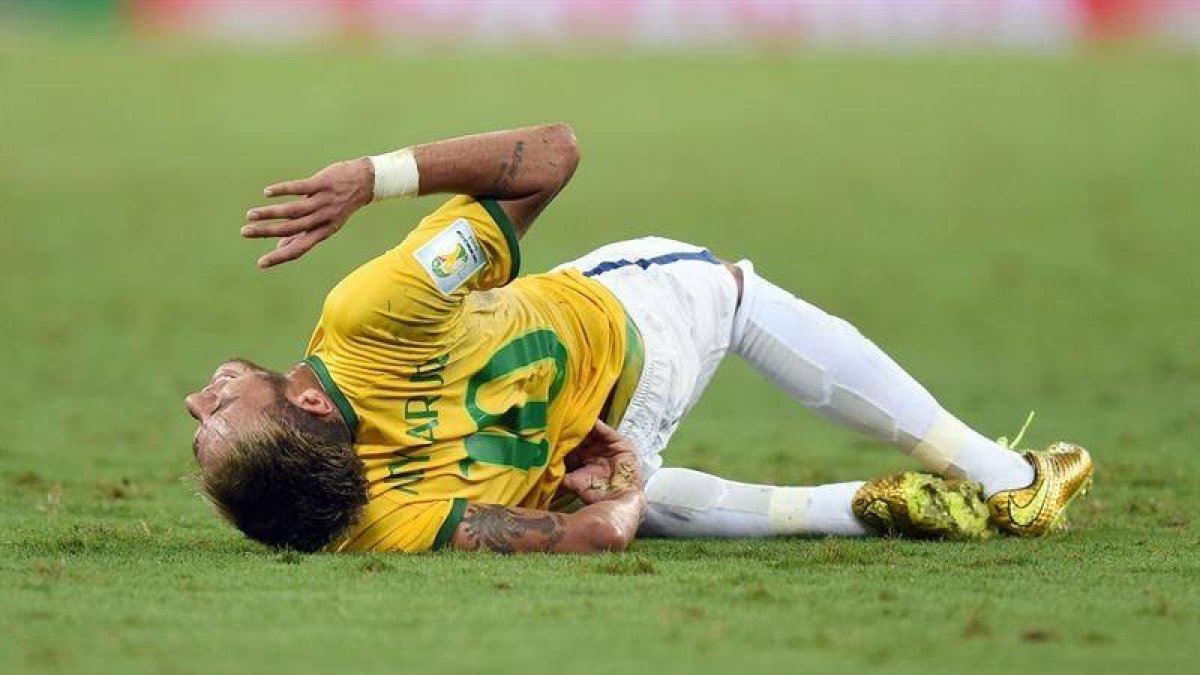 Neymar se duele del golpe que recibió en la espalda.