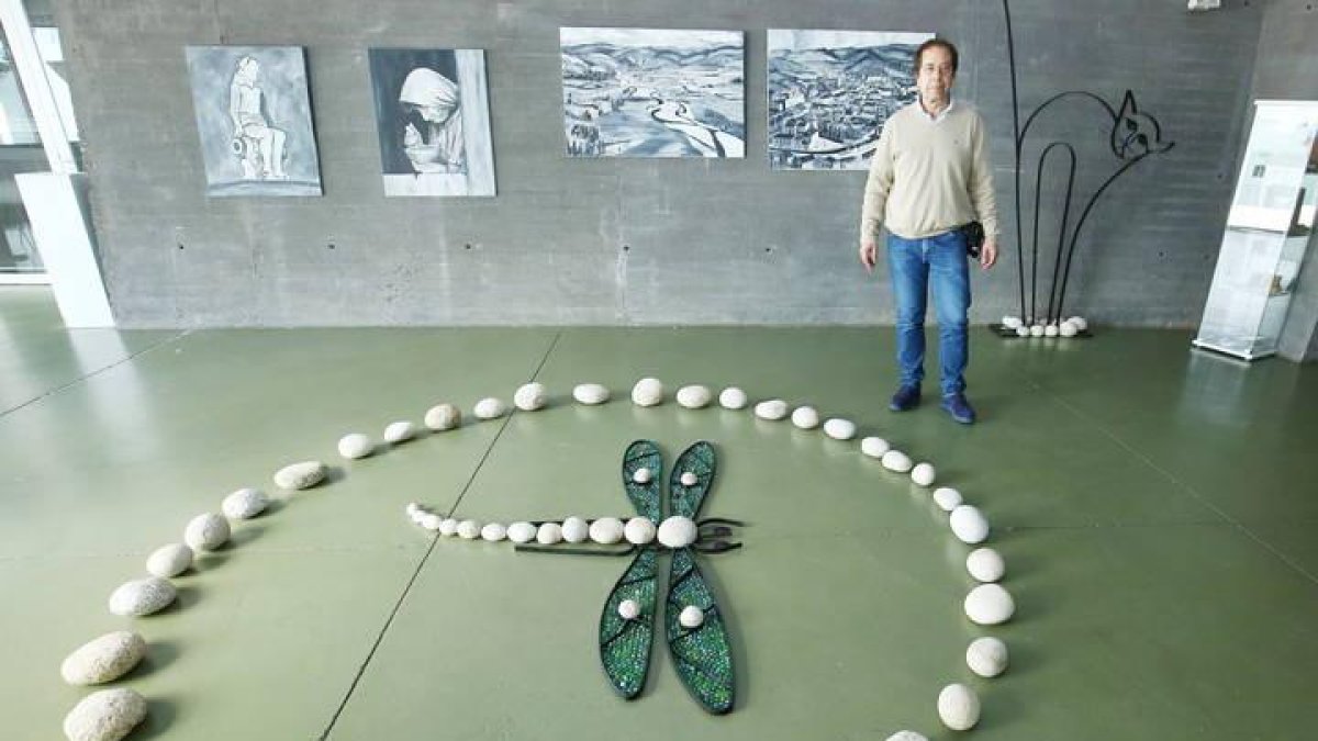 El artista berciano Santiago Castelao, durante la inauguración de su exposición ‘Entre piedras desahuciadas y sueños rotos’, en Ponferrada