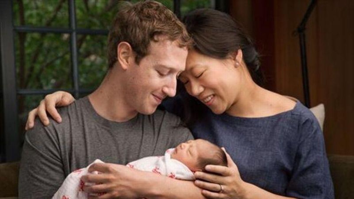 Zuckerberg y su esposa Priscilla muestran a su hija Max, en el 2015.