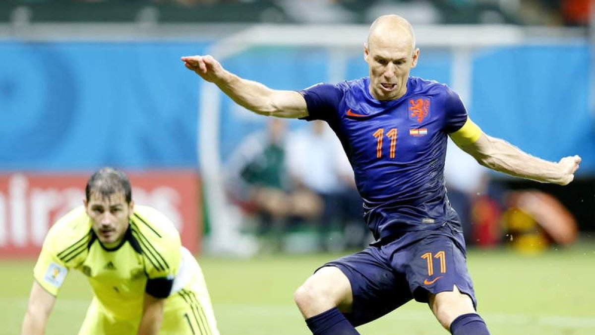 Arjen Robben deja plantado a Casillas y consigue en esta jugada el segundo gol para la selección holandesa en el debut ante España.