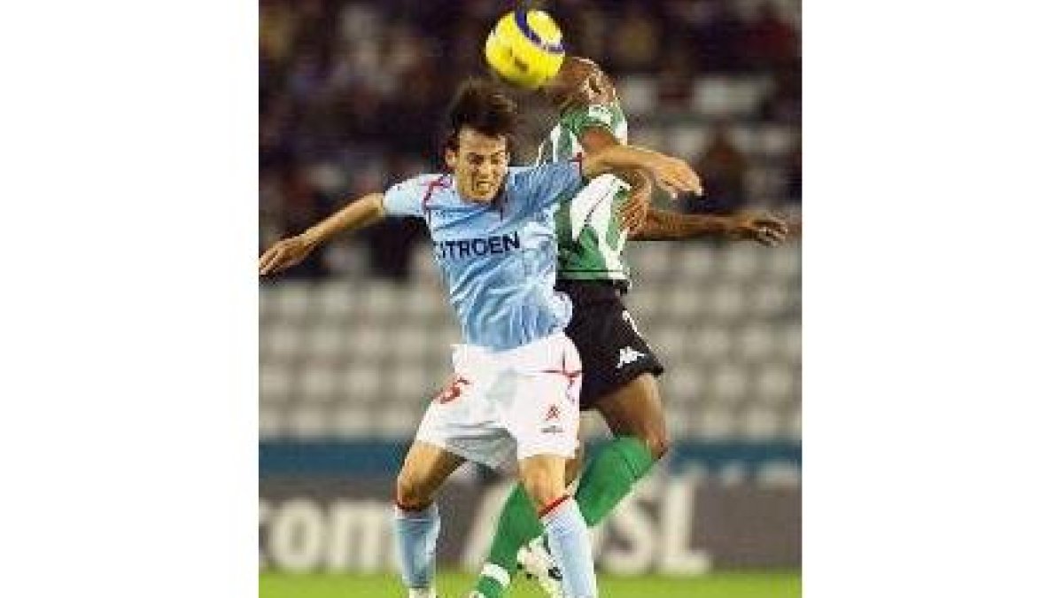 El Betis, en la imagen Silva y Assunsao, cayó este sábado en Vigo