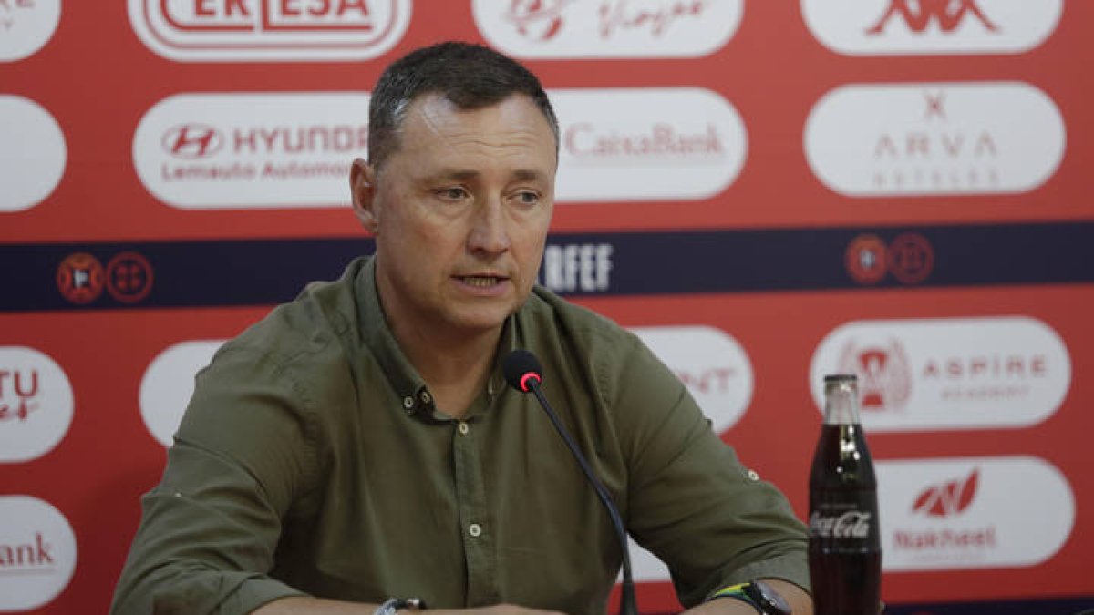 Rueda de prensa de Raúl Llona, entrenador de la Cultural Leonesa. F. Otero Perandones.