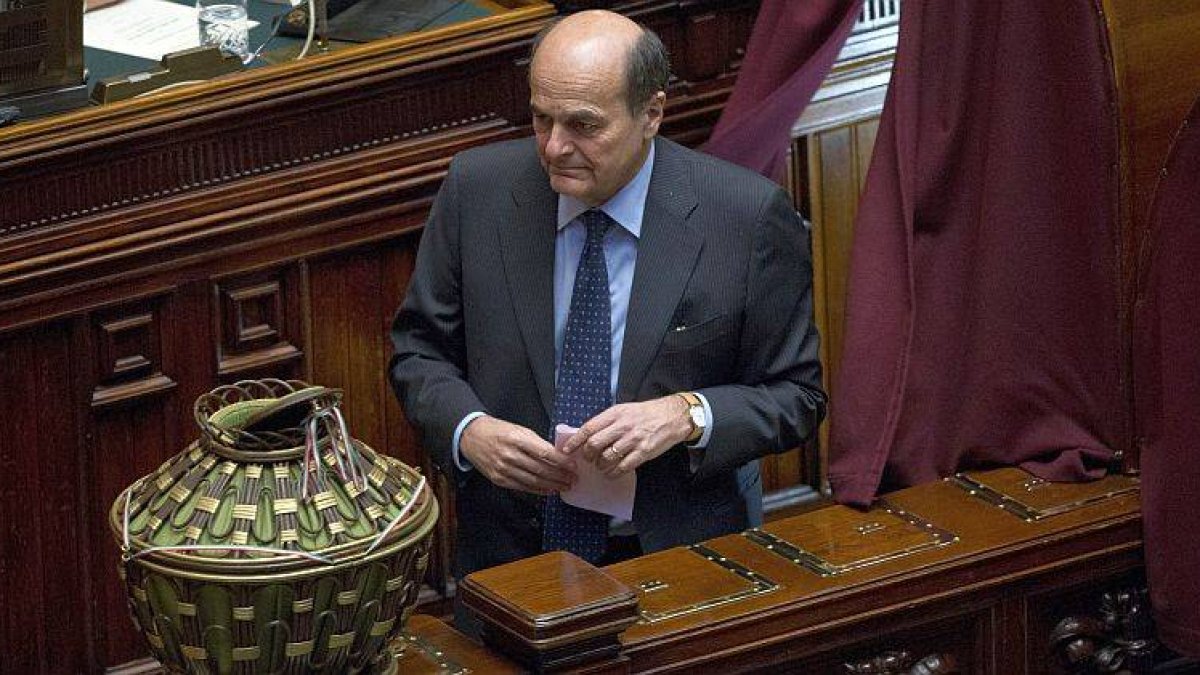 Bersani se dirige a votar para elegir presidente de la República.