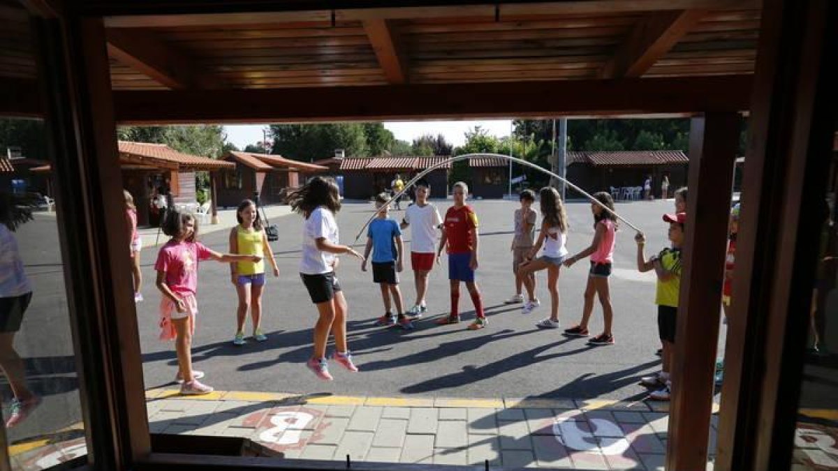 Varios niños y niñas se divierten en una actividad organizada en el Coto Escolar