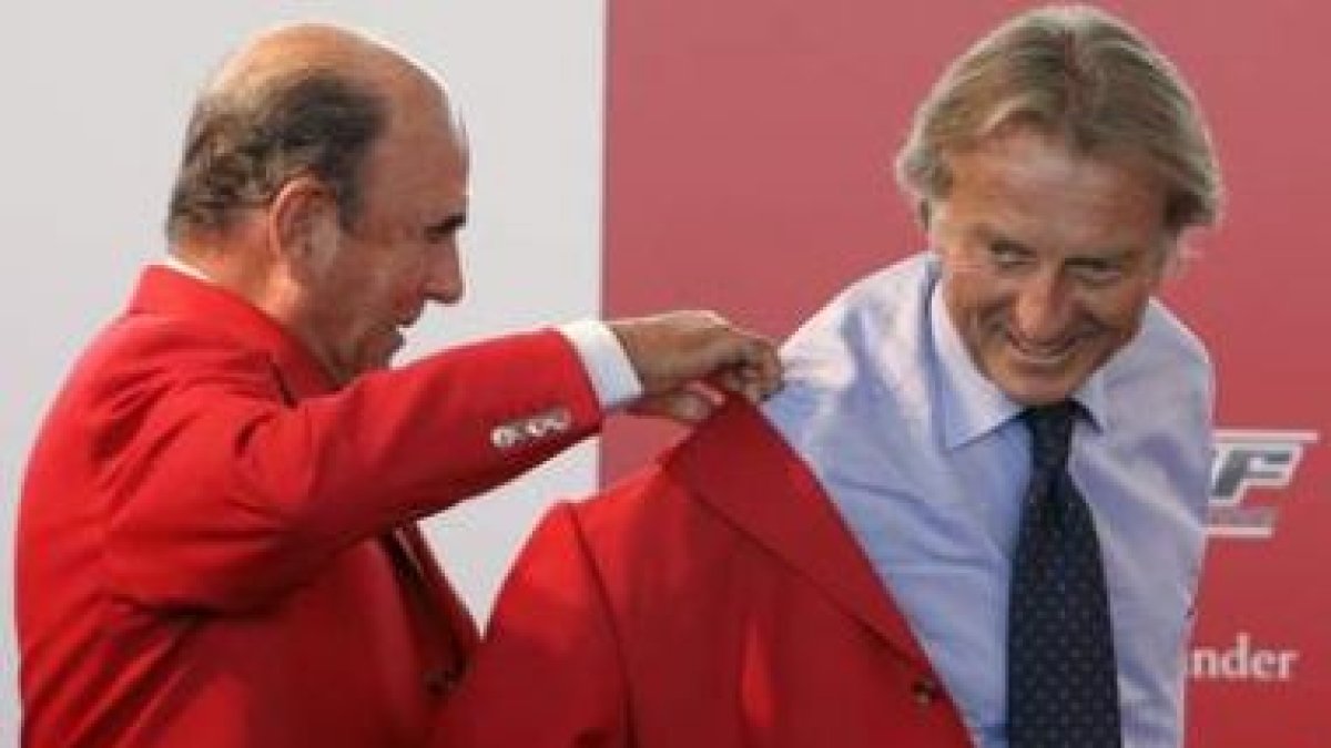 Emilio Botín coloca la chaqueta roja al presidente de Ferrari, Luca di Montezemolo.