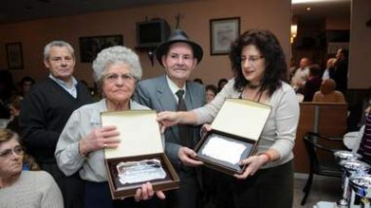 Lisarda Soto y Elvigio Martínez recibieron las placas de mano de la concejala Teresa Gutiérrez