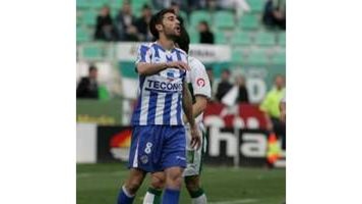 Rubén Vega gozó de la primera gran ocasión tras gran jugada de Risso