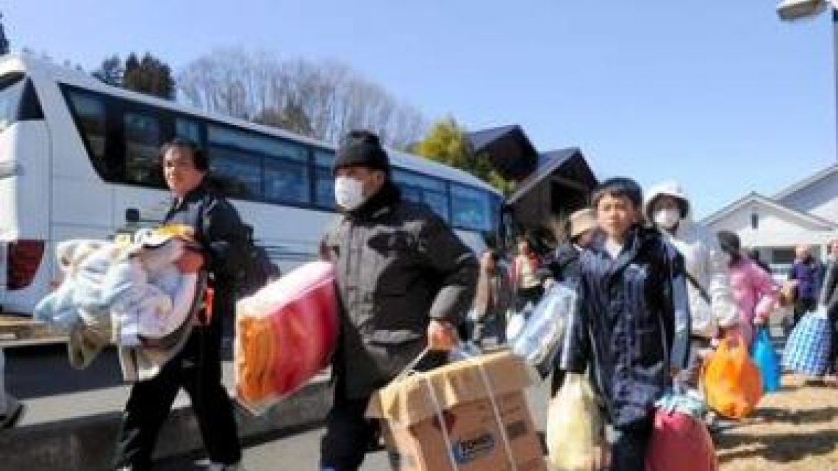Familias evacuadas en masa desde Futaba, ciudad cercana a la central nuclear de Fukushima.