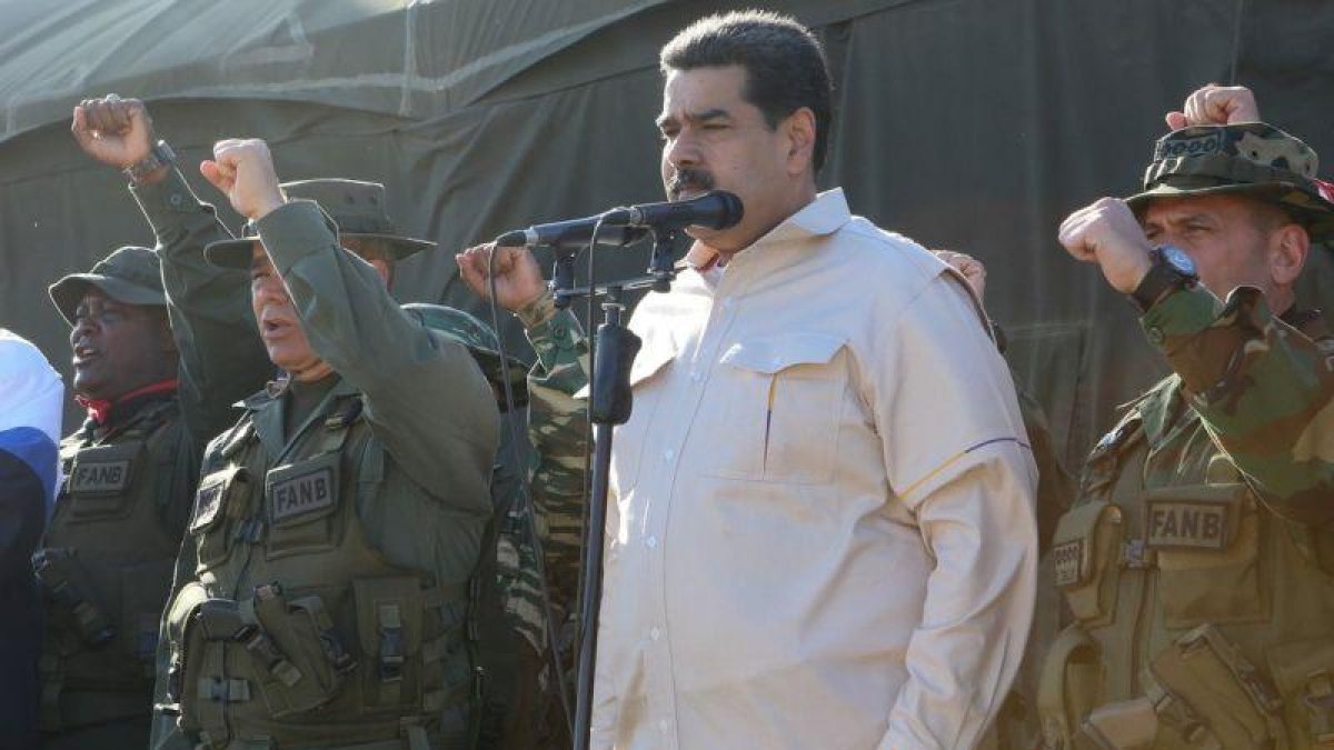 El presidentde de Venezuela, Nicolás Maduro,presencia un ejecicio militar.