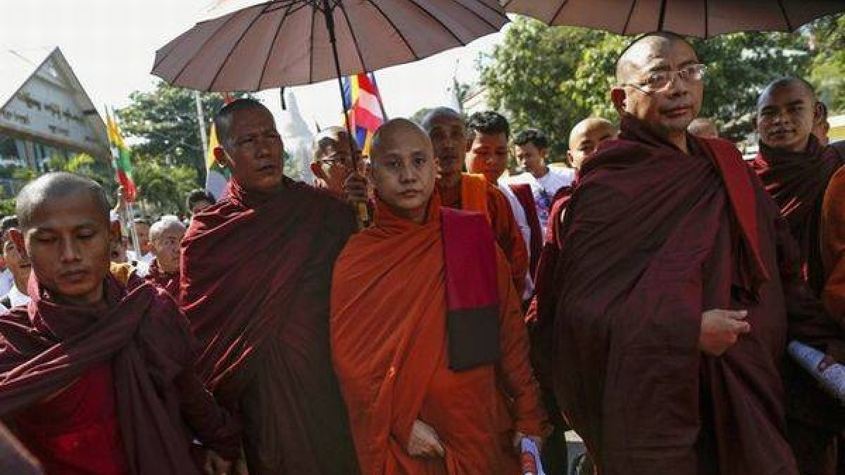 El monje Wirathu durante una protesta por la visita a Birmania de la enviada de la ONU, Yanghee Lee.