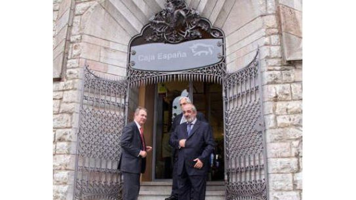 José Ignacio Lagartos y Santos Llamas, a la entrada de la sede de Caja España.